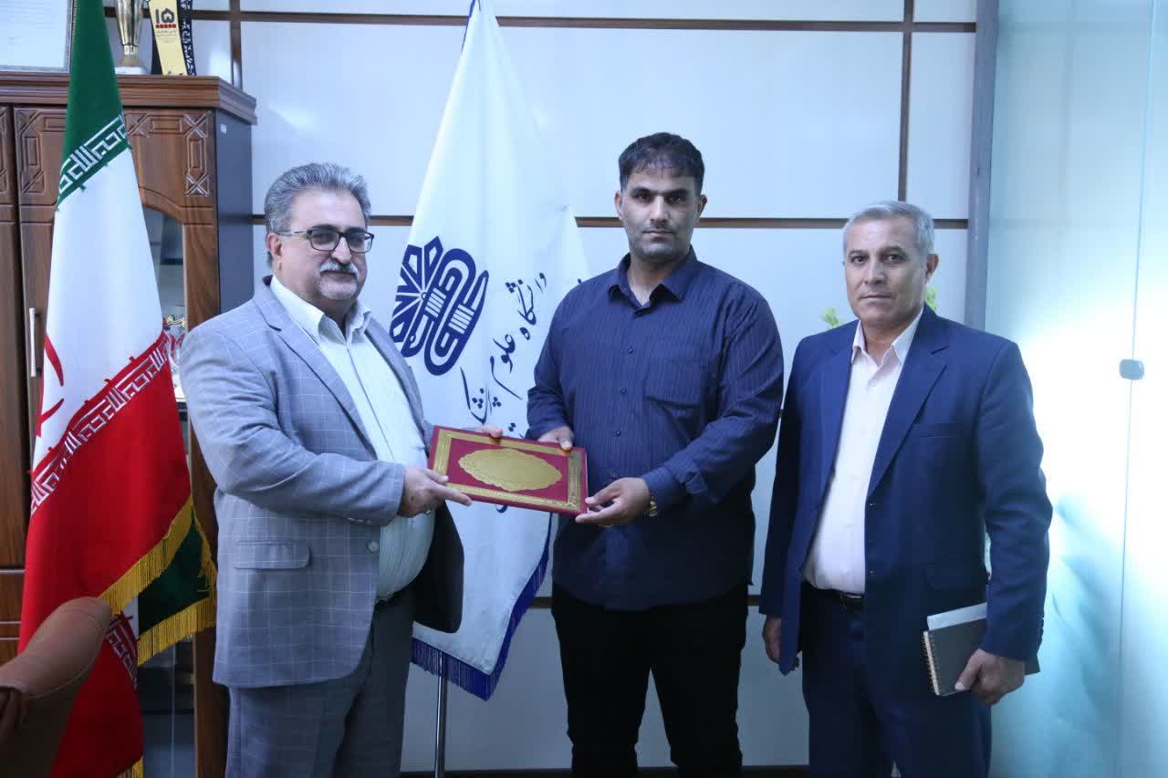 مدیرعامل خانه مطبوعات و رسانه‌های لرستان از انعقاد تفاهم‌نامه خدمات دندانپزشکی با دانشگاه علوم پزشکی استان خبر داد.