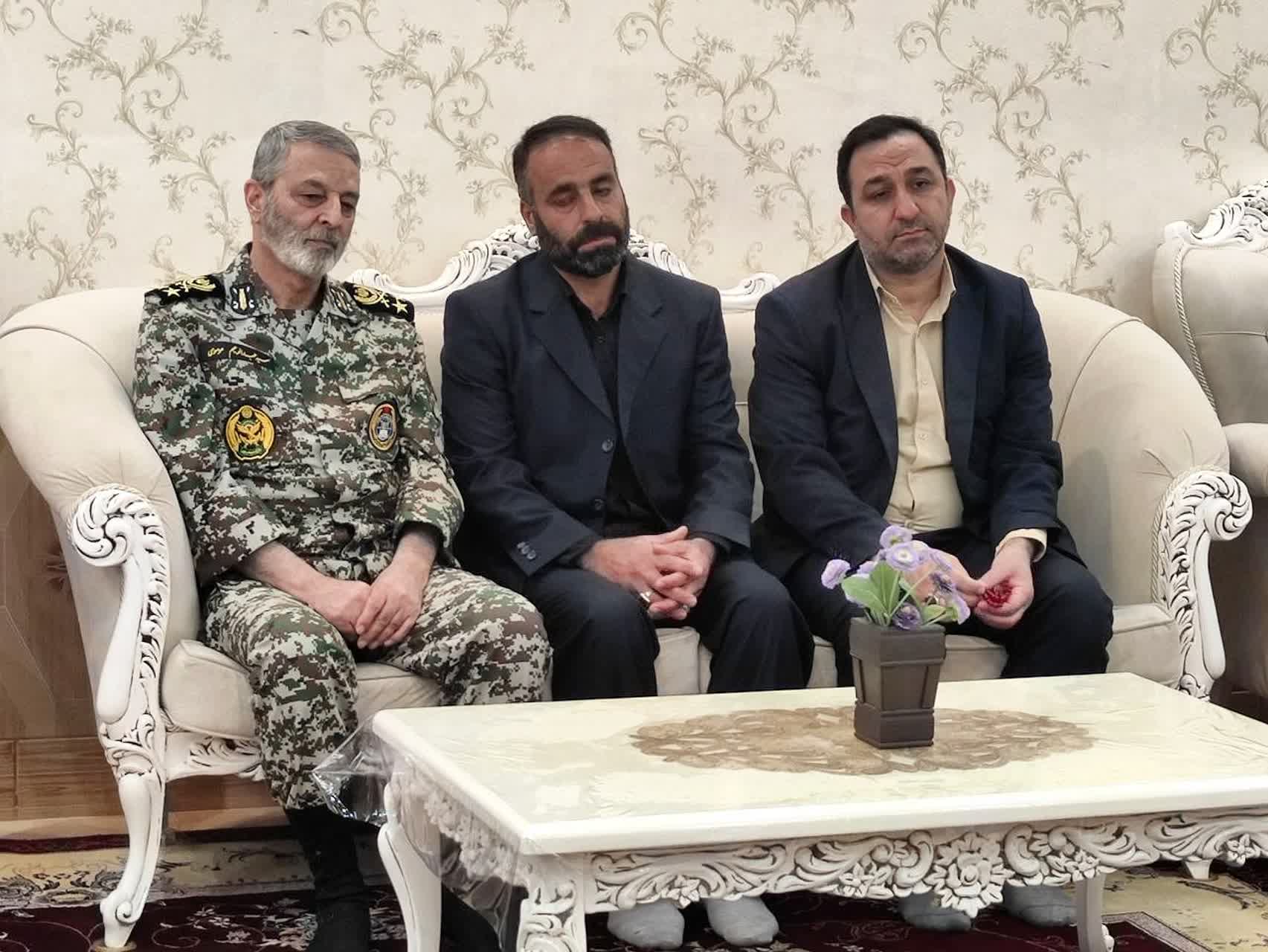 دیدار فرمانده کل ارتش جمهوری اسلامی ایران با خانواده شهید مهدی نقوی در بروجرد