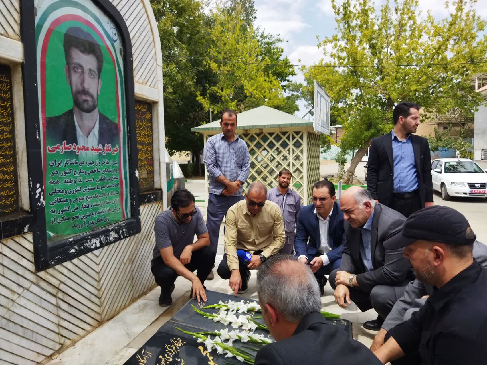 غبارروبی مزار شهید صارمی در بروجرد