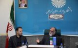 «مدل چمران»؛ نسخه‌ای برای عبور دانشگاه از آموزشِ صرف به حکمرانیِ مسئله‌محور     تأکید دکتر سعید پورعلی در نشست اساتید بسیجی دانشگاه پیام نور لرستان    نشست گرامیداشت سالروز شهادت دکتر مصطفی چمران و روز بسیج اساتید، با حضور دکتر سعید پورعلی، معاون سیاسی، امنیتی و اجتماعی استانداری لرستان و دکتر رجبی، رئیس دانشگاه پیام نور استان لرستان، در دانشگاه پیام نور لرستان برگزار شد. در این نشست که با هدف بازخوانی ابعاد شخصیتی و مدیریتی شهید چمران و بررسی نقش دانشگاه در حل مسائل بومی و اجتماعی برگزار شد، بر ضرورت پیوند میان دانش دانشگاهی و سازوکارهای حکمرانی برای حل مسائل جامعه تأکید شد.  در ابتدای این نشست، دکتر رجبی، رئیس دانشگاه پیام نور استان لرستان، با گرامیداشت روز بسیج اساتید و یاد و خاطره شهید دکتر مصطفی چمران، این شهید والامقام را نمادی از پیوند عمیق میان «دانش تخصصی» و «تعهد اجتماعی» دانست. ایشان گفت: «شهید چمران الگویی ممتاز برای جامعه دانشگاهی است؛ شخصیتی که نشان داد علم زمانی به کمال می‌رسد که در خدمت تعالی جامعه و رفع مشکلات مردم قرار گیرد. دانشگاه اگر بخواهد رسالت تاریخی خود را ایفا کند، باید علاوه بر تولید علم، در عرصه شناخت مسائل جامعه و ارائه راهکارهای عملی نیز حضوری فعال و اثرگذار داشته باشد.»  در ادامه، دکتر سعید پورعلی، معاون سیاسی، امنیتی و اجتماعی استانداری لرستان، ضمن تسلیت ایام حزن و اندوه حضرت اباعبدالله الحسین(ع) و گرامیداشت سالروز شهادت دکتر مصطفی چمران، روز بسیج اساتید را به جامعه دانشگاهی تبریک گفت و از ریاست دانشگاه پیام نور لرستان برای فراهم آوردن بستر این نشست علمی و فکری قدردانی کرد.  وی در ابتدای سخنان خود با اشاره به جایگاه شهید چمران در تاریخ معاصر ایران، اظهار داشت: «بازخوانی سیره و تجربه زیسته شهید چمران در واقع بازخوانی الگویی از پیوند میان علم، مسئولیت اجتماعی و نهادسازی است؛ الگویی که می‌تواند برای جامعه دانشگاهی امروز الهام‌بخش باشد.»  ایشان در ادامه افزود: «یکی از مهم‌ترین وجوه شخصیت شهید چمران، توانایی او در ترجمه دانش به عمل اجتماعی بود. تجربه حضور ایشان در لبنان و همکاری با امام موسی صدر نشان داد که در جوامع محروم، صرف برخورداری از دانش یا فعالیت سیاسی برای یک اندیشمند کافی نیست؛ بلکه باید با ترکیبی از علم، سازمان‌دهی اجتماعی و اعتمادسازی عمومی، بستر توانمندسازی جامعه را فراهم کرد.»  معاون سیاسی استانداری لرستان با اشاره به فاصله تاریخی میان فضای دانشگاهی و مسائل واقعی جامعه در ایران، خاطرنشان کرد: «از بدو تأسیس دانشگاه در کشور، نوعی گسست میان فضای آکادمیک و نیازهای عملی جامعه شکل گرفته است؛ گسستی که با وجود برخی تلاش‌ها برای کاهش آن، همچنان در بسیاری از حوزه‌ها قابل مشاهده است. بسیاری از چالش‌های استان‌ها از جمله بیکاری، مهاجرت نخبگان، آسیب‌های اجتماعی و مسائل فرهنگی نشان می‌دهد که دانشگاه باید نقش فعال‌تری در تولید راهکارهای اجرایی ایفا کند.»  وی با اشاره به تأکیدات رئیس‌جمهور در نشست‌های مختلف با دانشگاهیان درباره ضرورت نقش‌آفرینی دانشگاه‌ها در حل مسائل کشور، تصریح کرد: «شهید چمران با وجود دستیابی به عالی‌ترین مدارج علمی، دانش خود را در مسیر حل مسائل واقعی جامعه به کار گرفت. امروز نیز کلاس درس می‌تواند به یک هسته یا تیم برای حل یک مسئله واقعی تبدیل شود و این همان مسیری است که می‌تواند دانشگاه را به کانون اثرگذاری اجتماعی تبدیل کند.»  دکتر پورعلی با بیان اینکه استاد بسیجی می‌تواند نقش مهمی در این مسیر ایفا کند، افزود: «استاد بسیجی اگر بخواهد در مسیر اندیشه و عمل شهید چمران حرکت کند، باید از نقش محدود در فعالیت‌های صرفاً تشکیلاتی فراتر رفته و در قامت یک سیاست‌پژوه و مسئله‌شناس اجتماعی ظاهر شود؛ فردی که بتواند مسائل واقعی جامعه را شناسایی کرده و با بهره‌گیری از ظرفیت علمی دانشگاه، راهکارهای عملی برای آن ارائه دهد.»