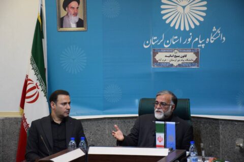 «مدل چمران»؛ نسخه‌ای برای عبور دانشگاه از آموزشِ صرف به حکمرانیِ مسئله‌محور     تأکید دکتر سعید پورعلی در نشست اساتید بسیجی دانشگاه پیام نور لرستان    نشست گرامیداشت سالروز شهادت دکتر مصطفی چمران و روز بسیج اساتید، با حضور دکتر سعید پورعلی، معاون سیاسی، امنیتی و اجتماعی استانداری لرستان و دکتر رجبی، رئیس دانشگاه پیام نور استان لرستان، در دانشگاه پیام نور لرستان برگزار شد. در این نشست که با هدف بازخوانی ابعاد شخصیتی و مدیریتی شهید چمران و بررسی نقش دانشگاه در حل مسائل بومی و اجتماعی برگزار شد، بر ضرورت پیوند میان دانش دانشگاهی و سازوکارهای حکمرانی برای حل مسائل جامعه تأکید شد.  در ابتدای این نشست، دکتر رجبی، رئیس دانشگاه پیام نور استان لرستان، با گرامیداشت روز بسیج اساتید و یاد و خاطره شهید دکتر مصطفی چمران، این شهید والامقام را نمادی از پیوند عمیق میان «دانش تخصصی» و «تعهد اجتماعی» دانست. ایشان گفت: «شهید چمران الگویی ممتاز برای جامعه دانشگاهی است؛ شخصیتی که نشان داد علم زمانی به کمال می‌رسد که در خدمت تعالی جامعه و رفع مشکلات مردم قرار گیرد. دانشگاه اگر بخواهد رسالت تاریخی خود را ایفا کند، باید علاوه بر تولید علم، در عرصه شناخت مسائل جامعه و ارائه راهکارهای عملی نیز حضوری فعال و اثرگذار داشته باشد.»  در ادامه، دکتر سعید پورعلی، معاون سیاسی، امنیتی و اجتماعی استانداری لرستان، ضمن تسلیت ایام حزن و اندوه حضرت اباعبدالله الحسین(ع) و گرامیداشت سالروز شهادت دکتر مصطفی چمران، روز بسیج اساتید را به جامعه دانشگاهی تبریک گفت و از ریاست دانشگاه پیام نور لرستان برای فراهم آوردن بستر این نشست علمی و فکری قدردانی کرد.  وی در ابتدای سخنان خود با اشاره به جایگاه شهید چمران در تاریخ معاصر ایران، اظهار داشت: «بازخوانی سیره و تجربه زیسته شهید چمران در واقع بازخوانی الگویی از پیوند میان علم، مسئولیت اجتماعی و نهادسازی است؛ الگویی که می‌تواند برای جامعه دانشگاهی امروز الهام‌بخش باشد.»  ایشان در ادامه افزود: «یکی از مهم‌ترین وجوه شخصیت شهید چمران، توانایی او در ترجمه دانش به عمل اجتماعی بود. تجربه حضور ایشان در لبنان و همکاری با امام موسی صدر نشان داد که در جوامع محروم، صرف برخورداری از دانش یا فعالیت سیاسی برای یک اندیشمند کافی نیست؛ بلکه باید با ترکیبی از علم، سازمان‌دهی اجتماعی و اعتمادسازی عمومی، بستر توانمندسازی جامعه را فراهم کرد.»  معاون سیاسی استانداری لرستان با اشاره به فاصله تاریخی میان فضای دانشگاهی و مسائل واقعی جامعه در ایران، خاطرنشان کرد: «از بدو تأسیس دانشگاه در کشور، نوعی گسست میان فضای آکادمیک و نیازهای عملی جامعه شکل گرفته است؛ گسستی که با وجود برخی تلاش‌ها برای کاهش آن، همچنان در بسیاری از حوزه‌ها قابل مشاهده است. بسیاری از چالش‌های استان‌ها از جمله بیکاری، مهاجرت نخبگان، آسیب‌های اجتماعی و مسائل فرهنگی نشان می‌دهد که دانشگاه باید نقش فعال‌تری در تولید راهکارهای اجرایی ایفا کند.»  وی با اشاره به تأکیدات رئیس‌جمهور در نشست‌های مختلف با دانشگاهیان درباره ضرورت نقش‌آفرینی دانشگاه‌ها در حل مسائل کشور، تصریح کرد: «شهید چمران با وجود دستیابی به عالی‌ترین مدارج علمی، دانش خود را در مسیر حل مسائل واقعی جامعه به کار گرفت. امروز نیز کلاس درس می‌تواند به یک هسته یا تیم برای حل یک مسئله واقعی تبدیل شود و این همان مسیری است که می‌تواند دانشگاه را به کانون اثرگذاری اجتماعی تبدیل کند.»  دکتر پورعلی با بیان اینکه استاد بسیجی می‌تواند نقش مهمی در این مسیر ایفا کند، افزود: «استاد بسیجی اگر بخواهد در مسیر اندیشه و عمل شهید چمران حرکت کند، باید از نقش محدود در فعالیت‌های صرفاً تشکیلاتی فراتر رفته و در قامت یک سیاست‌پژوه و مسئله‌شناس اجتماعی ظاهر شود؛ فردی که بتواند مسائل واقعی جامعه را شناسایی کرده و با بهره‌گیری از ظرفیت علمی دانشگاه، راهکارهای عملی برای آن ارائه دهد.»